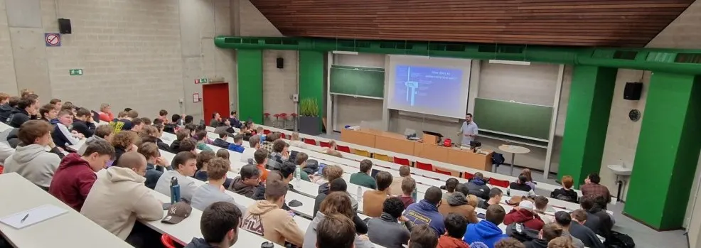 El formador da una charla ante un auditorio